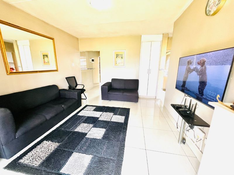 Two-bed apartment/flat in Buccleuch,Sandton -secure now!! - Photo 5