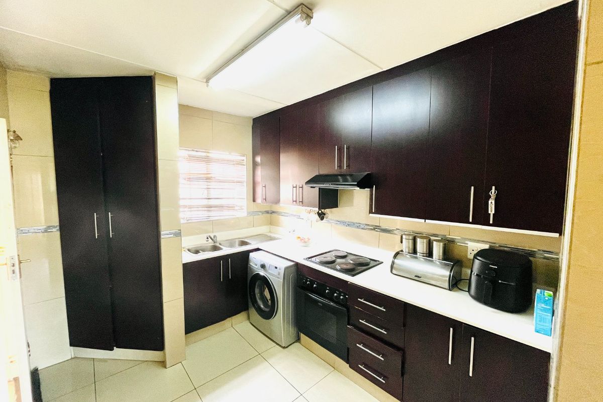 Two-bed apartment/flat in Buccleuch,Sandton -secure now!! - Photo 3