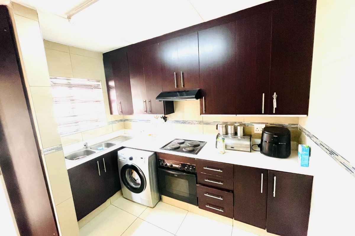 Two-bed apartment/flat in Buccleuch,Sandton -secure now!! - Photo 4