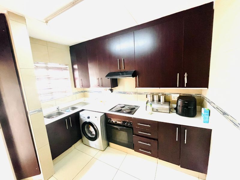 Two-bed apartment/flat in Buccleuch,Sandton -secure now!! - Photo 4