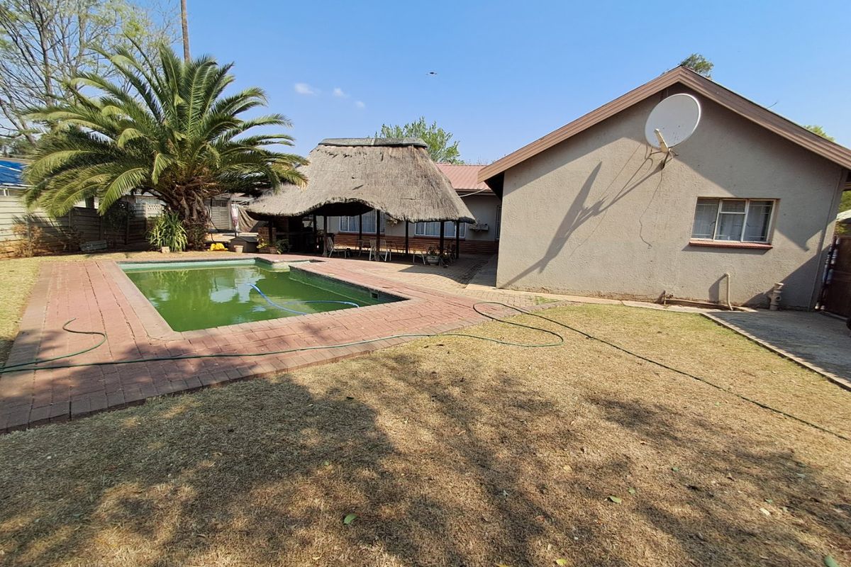 4 Bedroom house with 5 flatlets for sale in Neserhof. - Photo 3