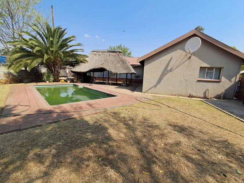 4 Bedroom house with 5 flatlets for sale in Neserhof. - Photo 3