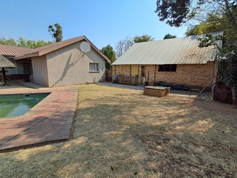 4 Bedroom house with 5 flatlets for sale in Neserhof. - Photo 4