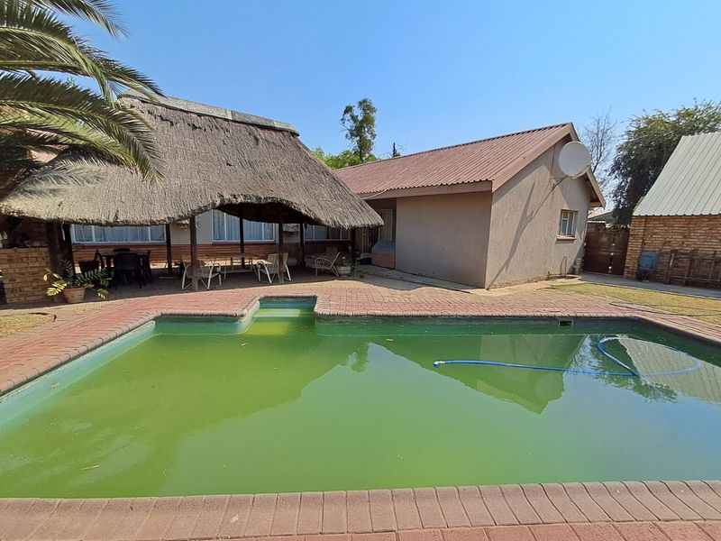 4 Bedroom house with 5 flatlets for sale in Neserhof. - Photo 5