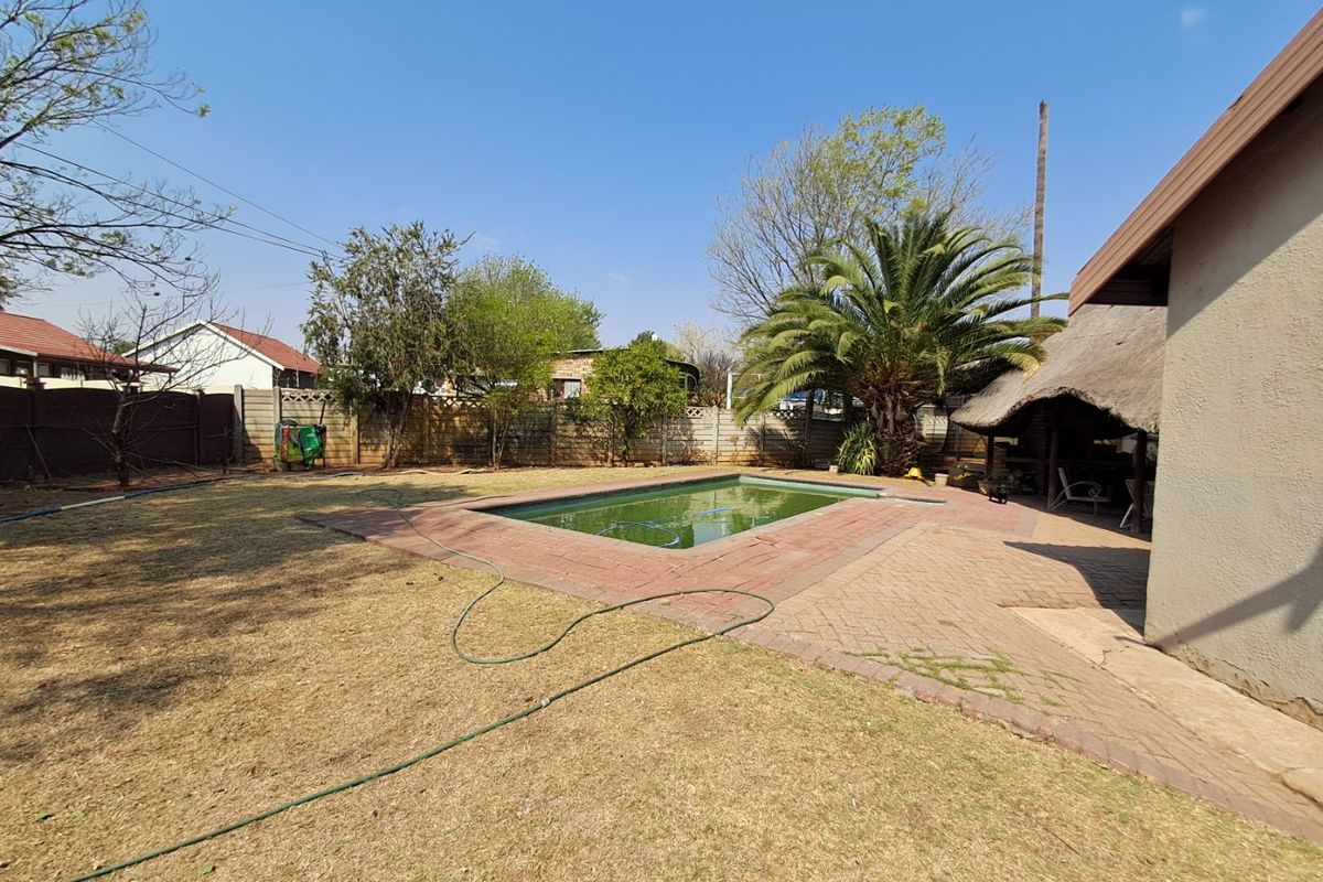 4 Bedroom house with 5 flatlets for sale in Neserhof. - Photo 2