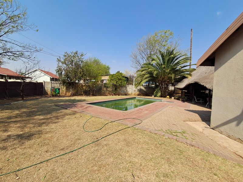 4 Bedroom house with 5 flatlets for sale in Neserhof. - Photo 2