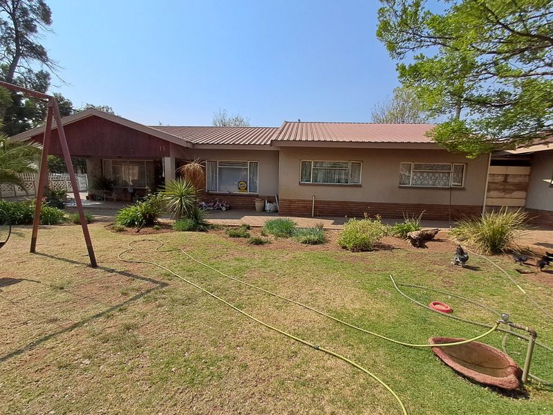 4 Bedroom house with 5 flatlets for sale in Neserhof. - Photo 10