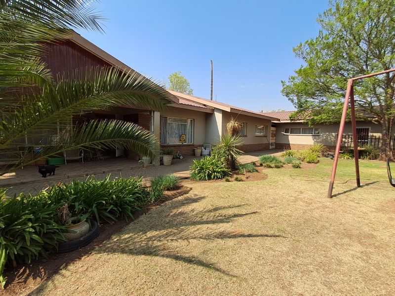 4 Bedroom house with 5 flatlets for sale in Neserhof. - Photo 9