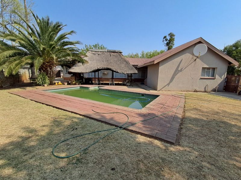 4 Bedroom house with 5 flatlets for sale in Neserhof. - Photo 7