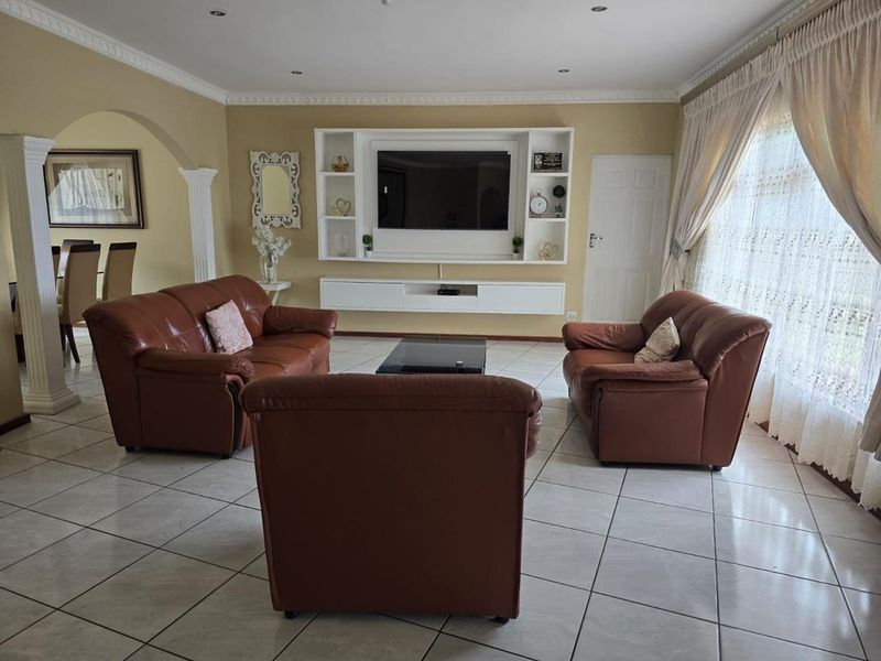 Spacious 4-Bedroom Family Home with Distant Sea Views in Sunwich Port - Photo 9