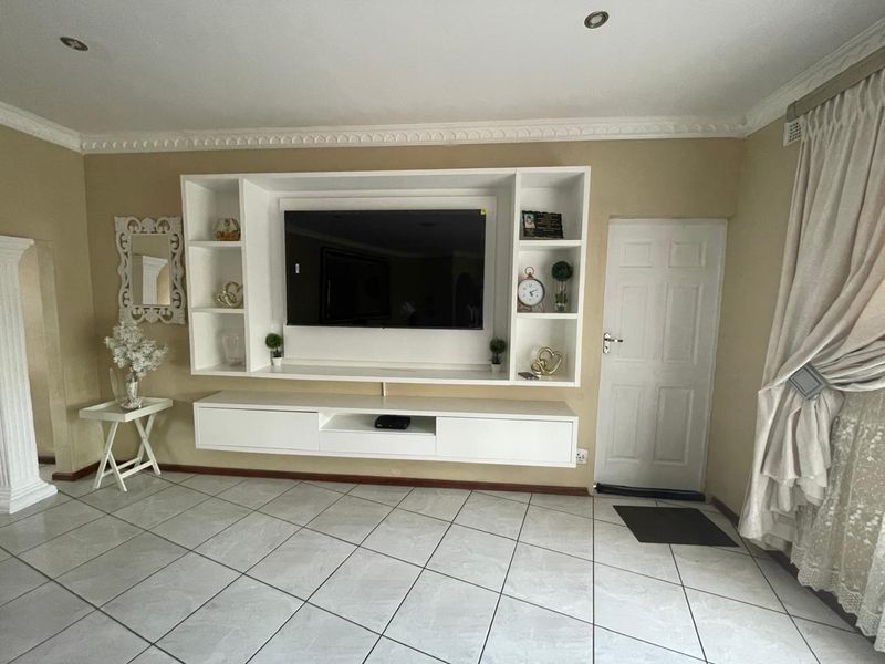 Spacious 4-Bedroom Family Home with Distant Sea Views in Sunwich Port - Photo 7