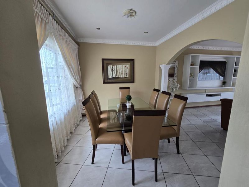 Spacious 4-Bedroom Family Home with Distant Sea Views in Sunwich Port - Photo 10
