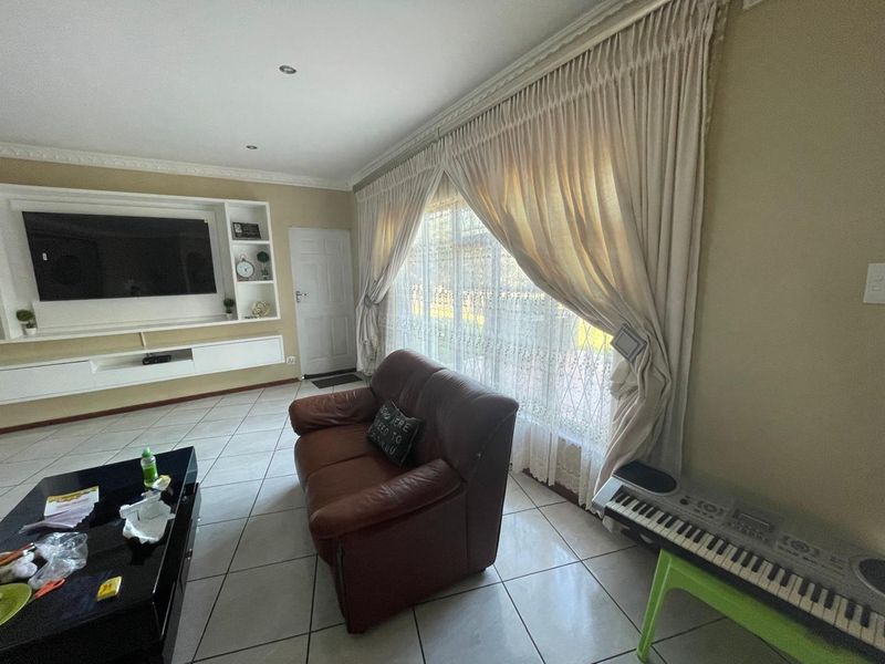 Spacious 4-Bedroom Family Home with Distant Sea Views in Sunwich Port - Photo 8