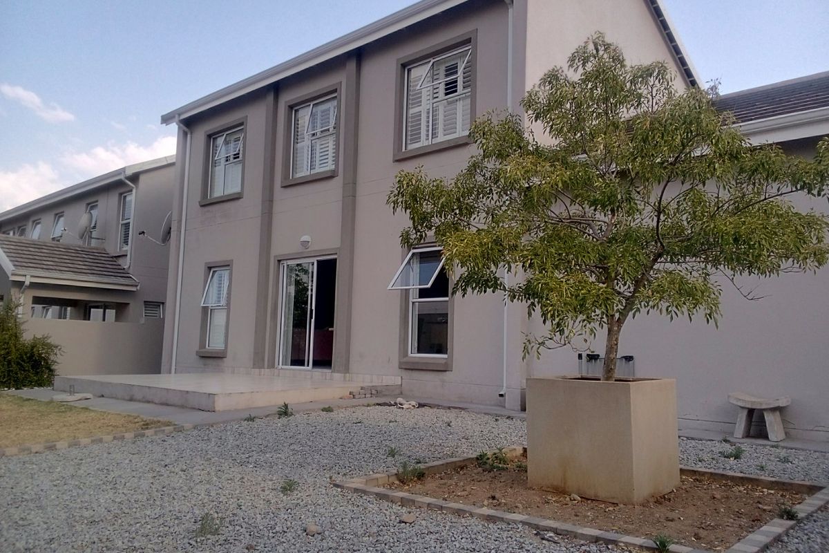 Three bedroom townhouse foe sale!!!!!!!!!!!!!!!! - Photo 2