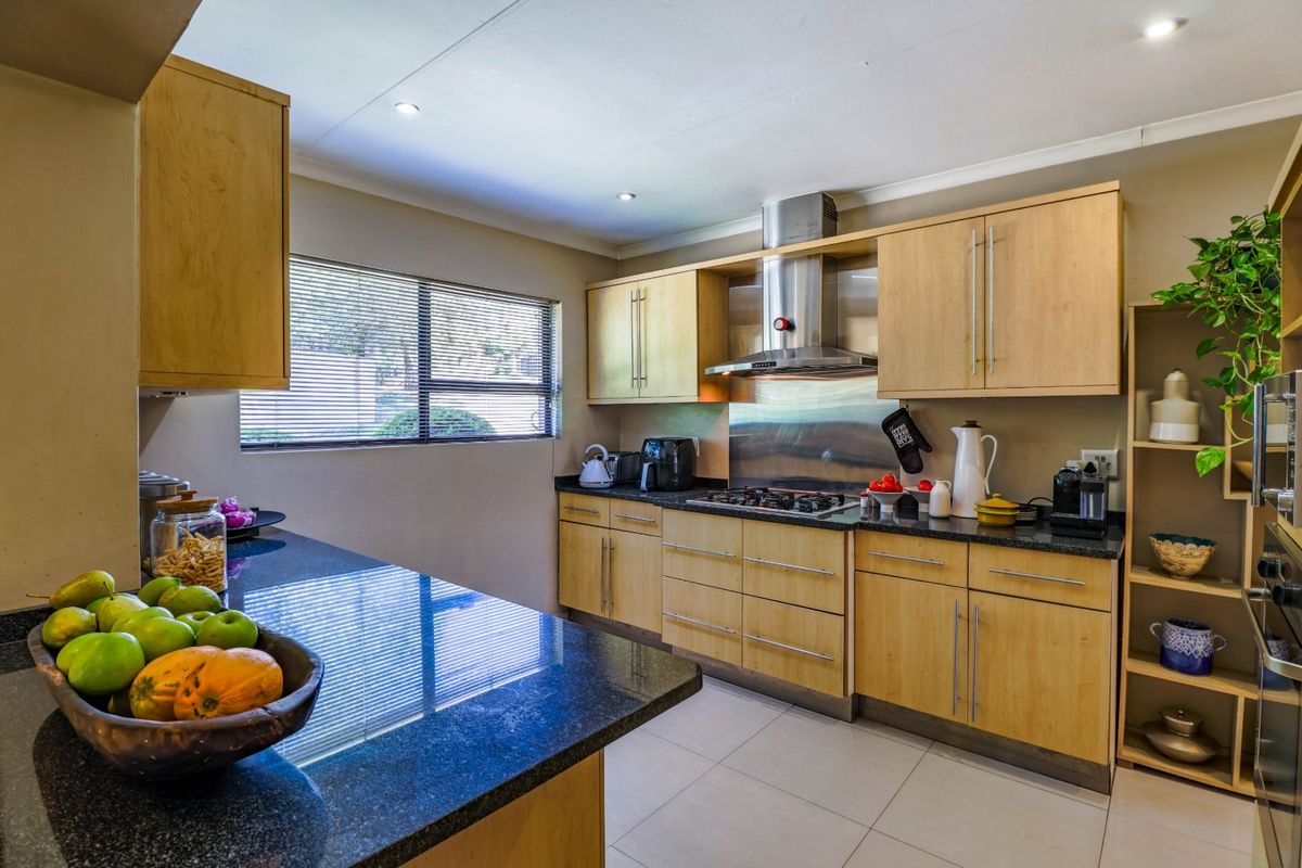 Elegant 4-Bedroom Family Home in The Colonnades, Jukskei Park - Photo 4