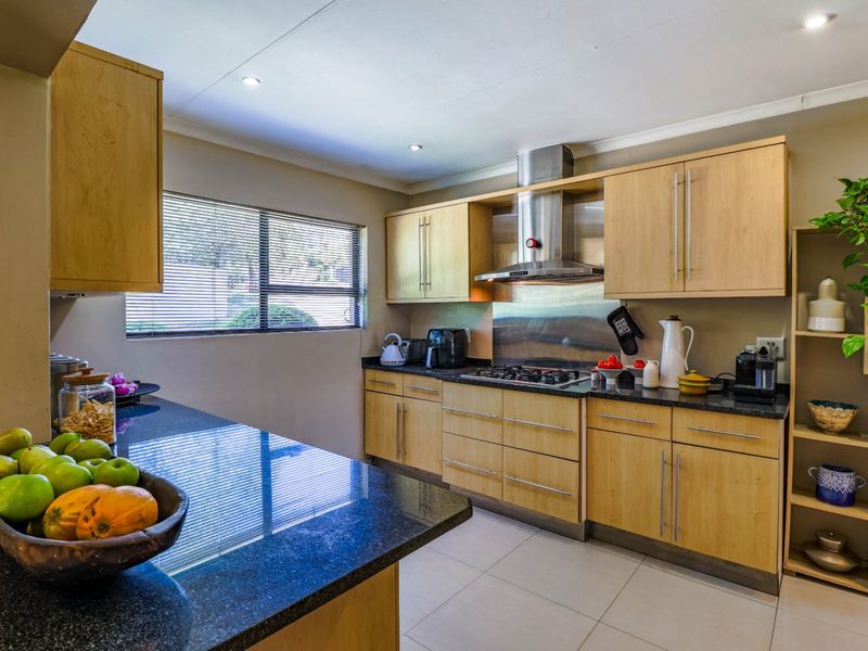 Elegant 4-Bedroom Family Home in The Colonnades, Jukskei Park - Photo 4