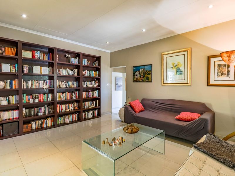 Elegant 4-Bedroom Family Home in The Colonnades, Jukskei Park - Photo 8