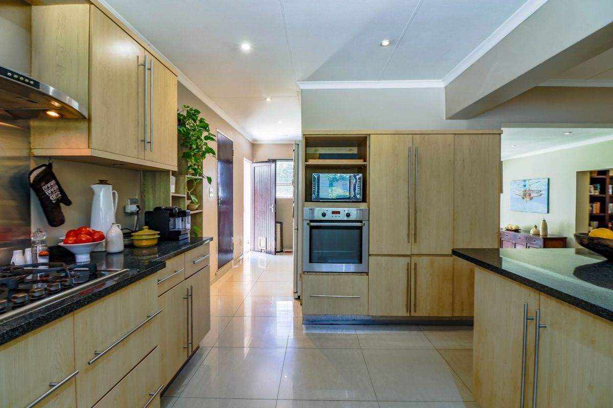 Elegant 4-Bedroom Family Home in The Colonnades, Jukskei Park - Photo 5