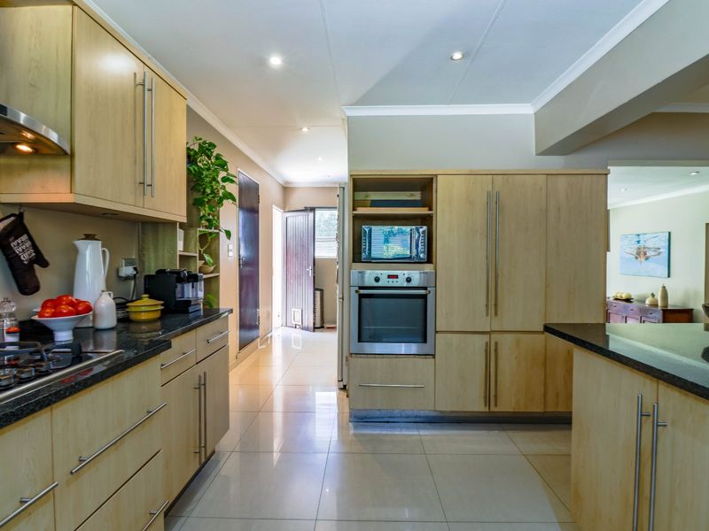 Elegant 4-Bedroom Family Home in The Colonnades, Jukskei Park - Photo 5