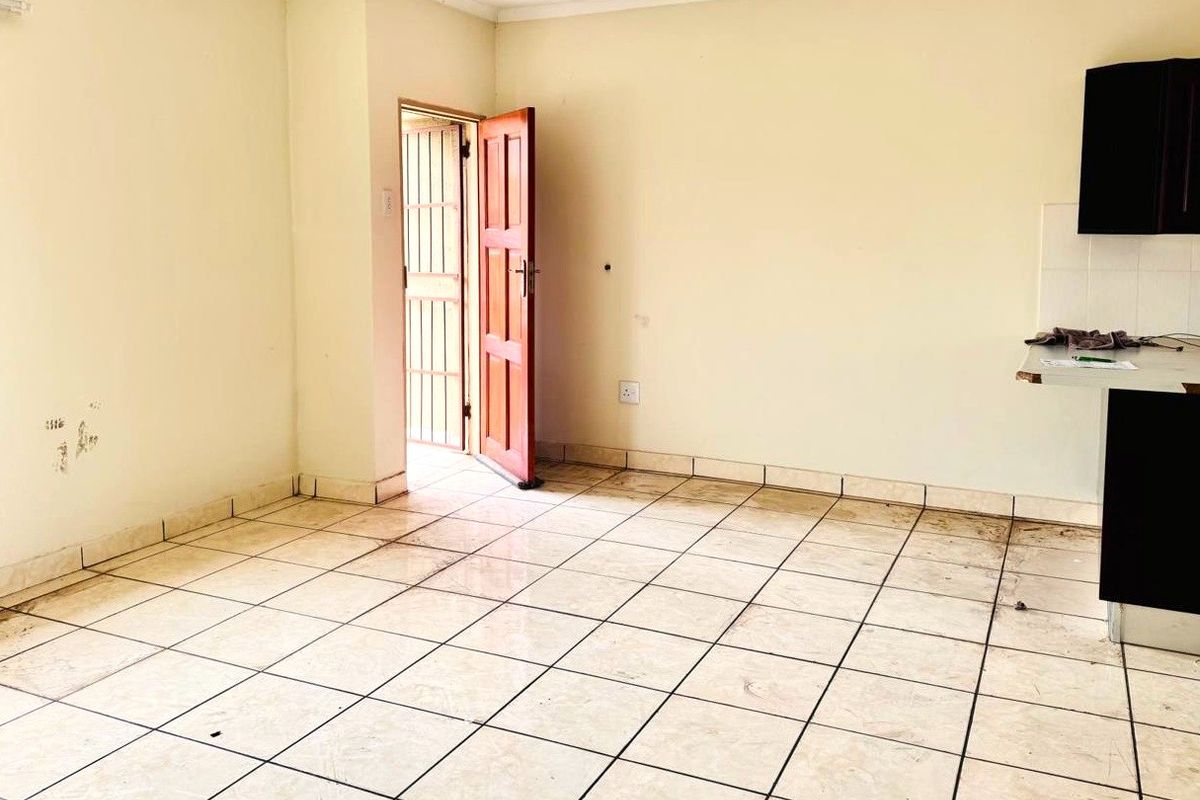 2 Bedroom Townhouse Available - Photo 3