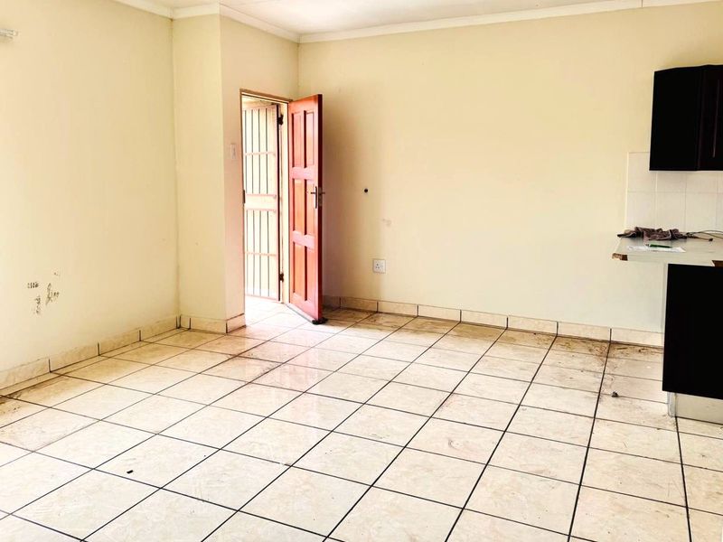 2 Bedroom Townhouse Available - Photo 3