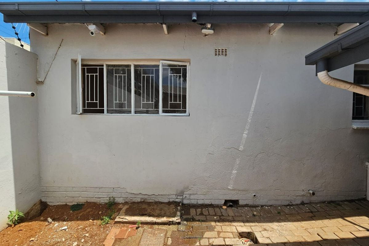 A lovely 1 bedroom 1 bathroom unit for rent in Laudium- shared house - Photo 2