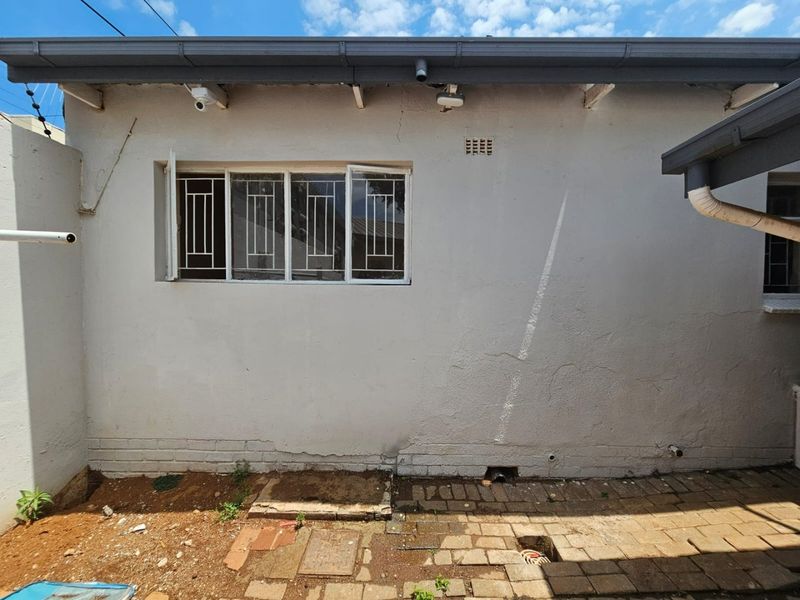 A lovely 1 bedroom 1 bathroom unit for rent in Laudium- shared house - Photo 2