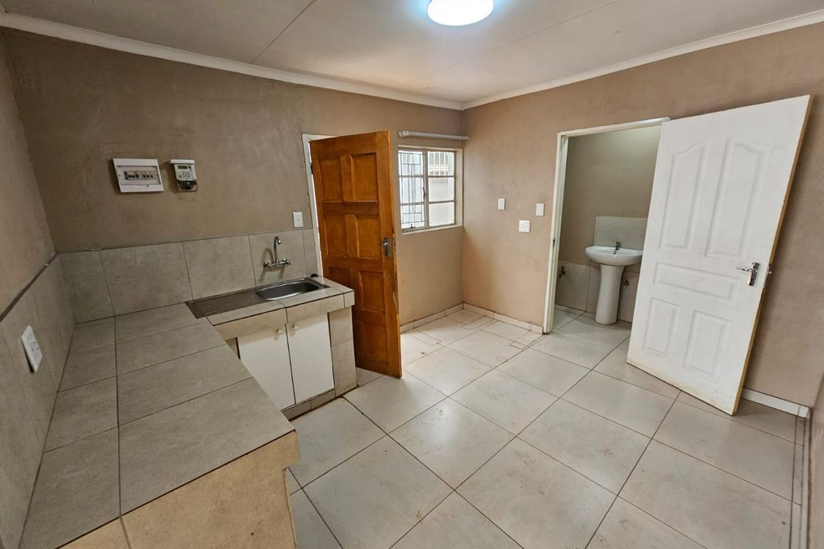 A lovely 1 bedroom 1 bathroom unit for rent in Laudium- shared house - Photo 5