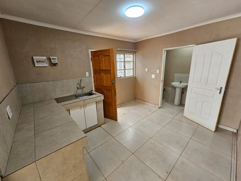 A lovely 1 bedroom 1 bathroom unit for rent in Laudium- shared house - Photo 5