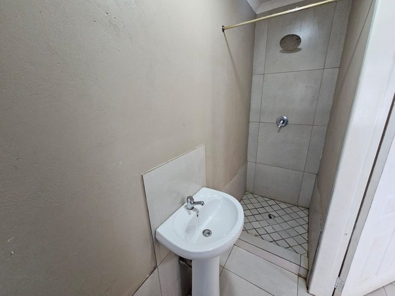 A lovely 1 bedroom 1 bathroom unit for rent in Laudium- shared house - Photo 10