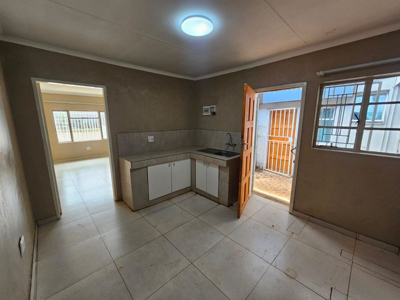 A lovely 1 bedroom 1 bathroom unit for rent in Laudium- shared house - Photo 9