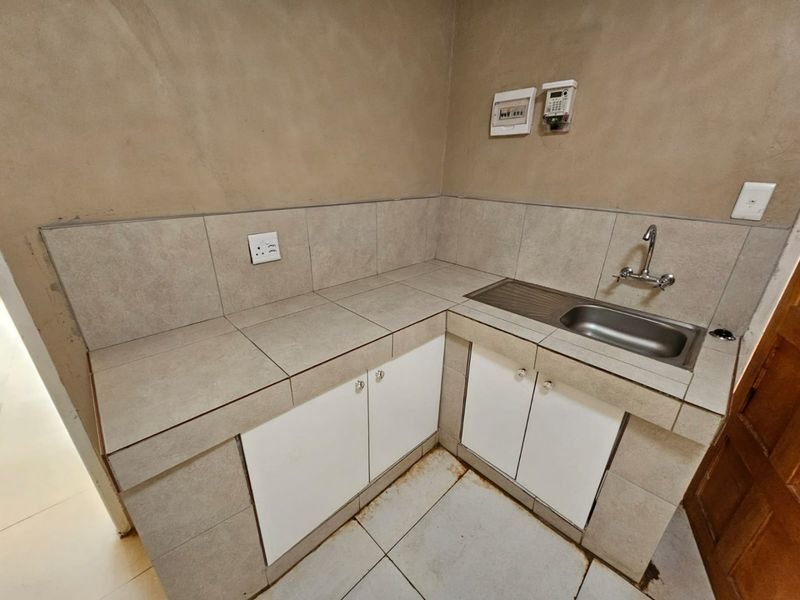 A lovely 1 bedroom 1 bathroom unit for rent in Laudium- shared house - Photo 8