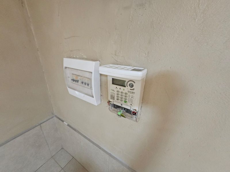 A lovely 1 bedroom 1 bathroom unit for rent in Laudium- shared house - Photo 7