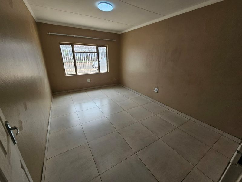 A lovely 1 bedroom 1 bathroom unit for rent in Laudium- shared house - Photo 6