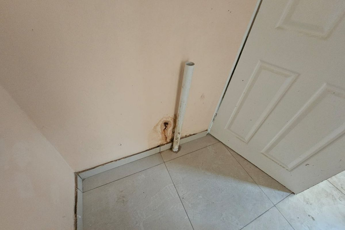 A lovely 1 bedroom 1 bathroom unit for rent in Laudium- shared house - Photo 4