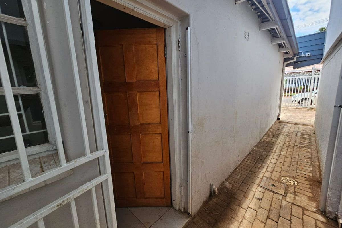 A lovely 1 bedroom 1 bathroom unit for rent in Laudium- shared house - Photo 3