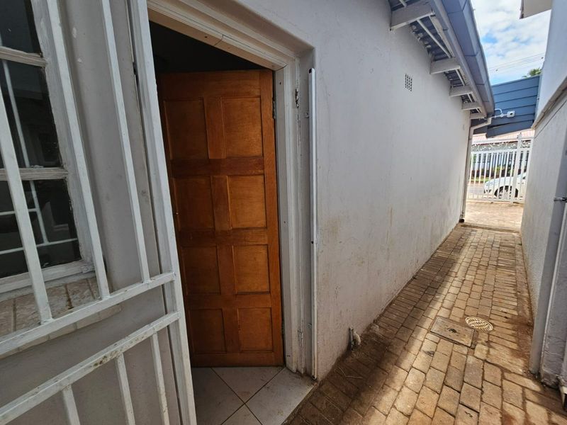 A lovely 1 bedroom 1 bathroom unit for rent in Laudium- shared house - Photo 3