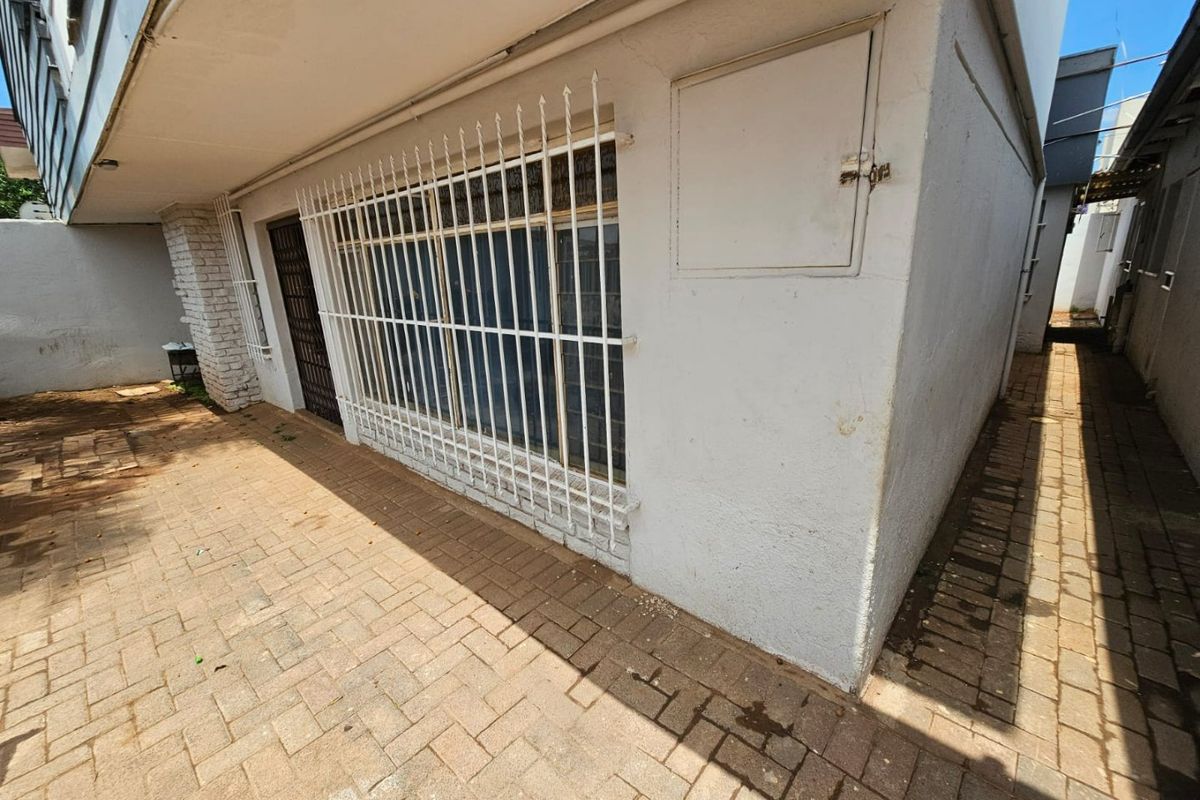 A Comfy 2 bedroom 1 bathroom cottage for rent in Laudium - Photo 2