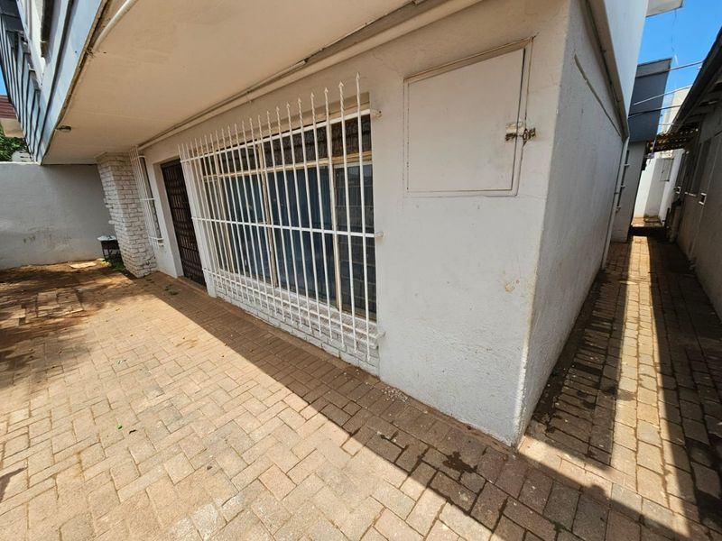 A Comfy 2 bedroom 1 bathroom cottage for rent in Laudium - Photo 2