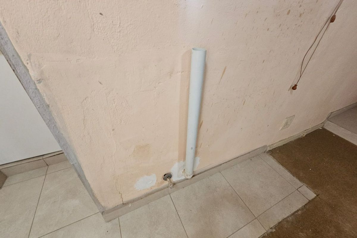 A Comfy 2 bedroom 1 bathroom cottage for rent in Laudium - Photo 3