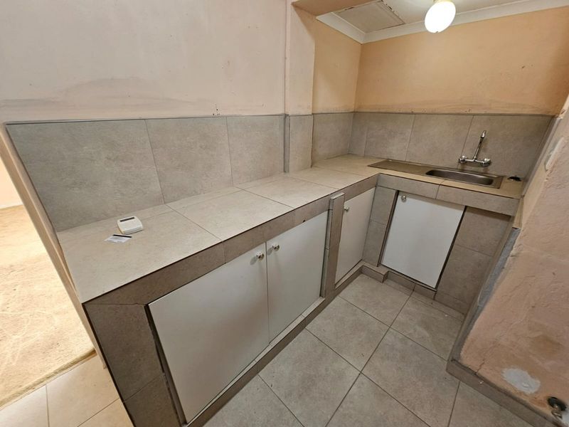 A Comfy 2 bedroom 1 bathroom cottage for rent in Laudium - Photo 10