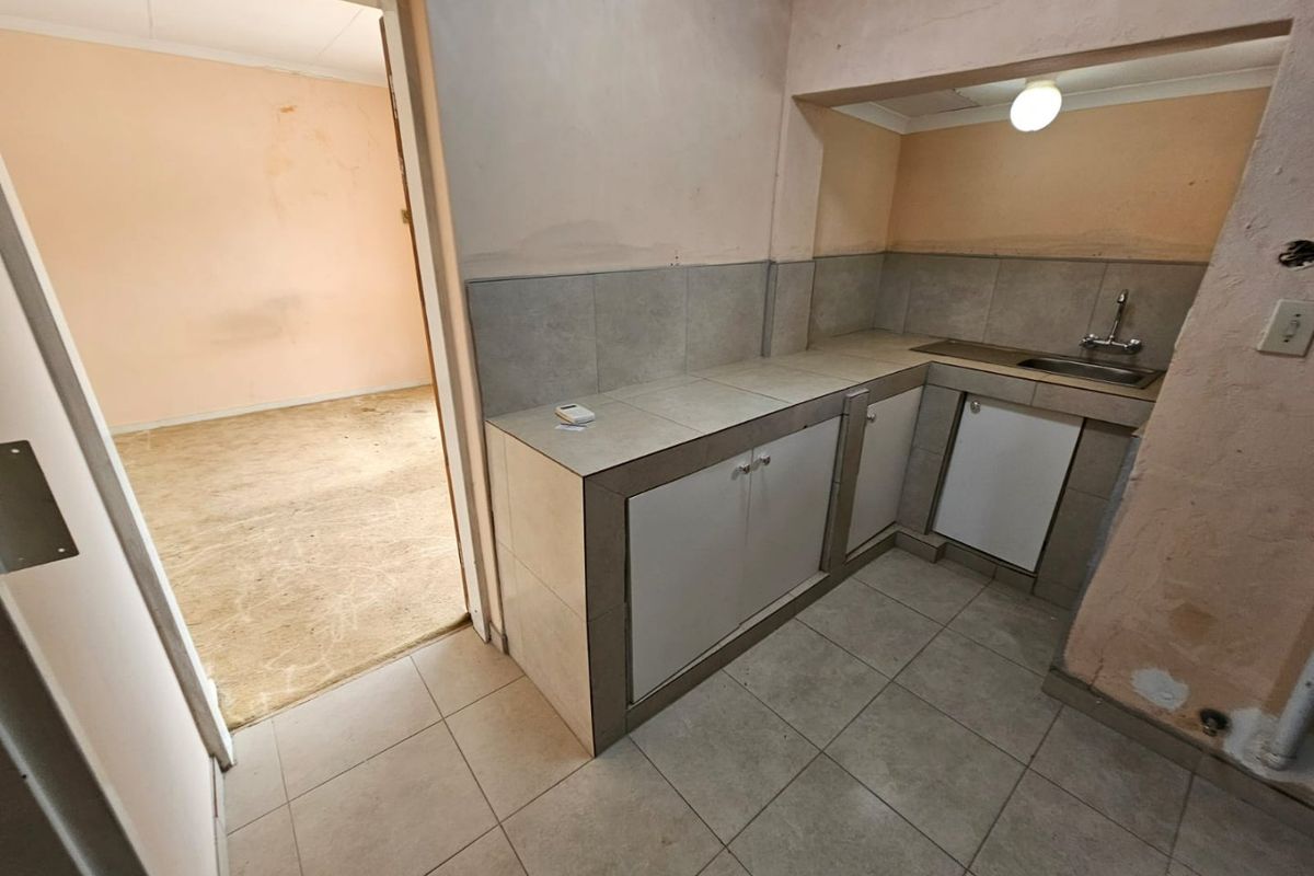 A Comfy 2 bedroom 1 bathroom cottage for rent in Laudium - Photo 4