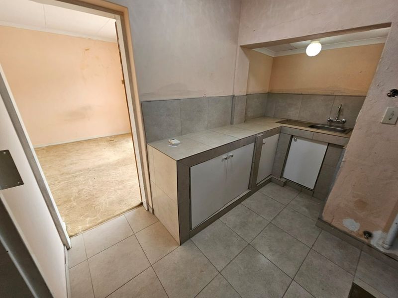 A Comfy 2 bedroom 1 bathroom cottage for rent in Laudium - Photo 4