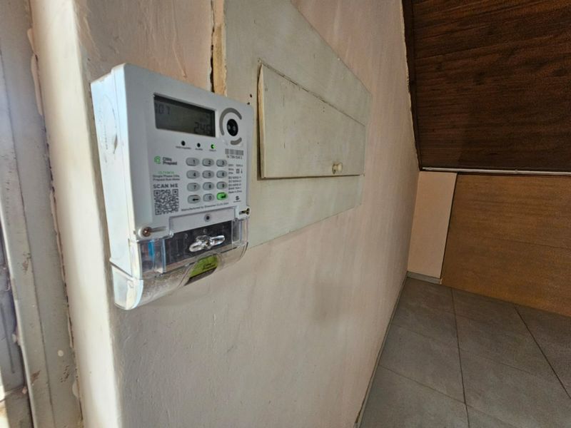 A Comfy 2 bedroom 1 bathroom cottage for rent in Laudium - Photo 6