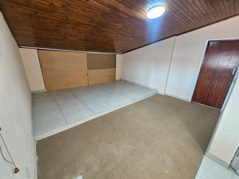 A Comfy 2 bedroom 1 bathroom cottage for rent in Laudium - Photo 5