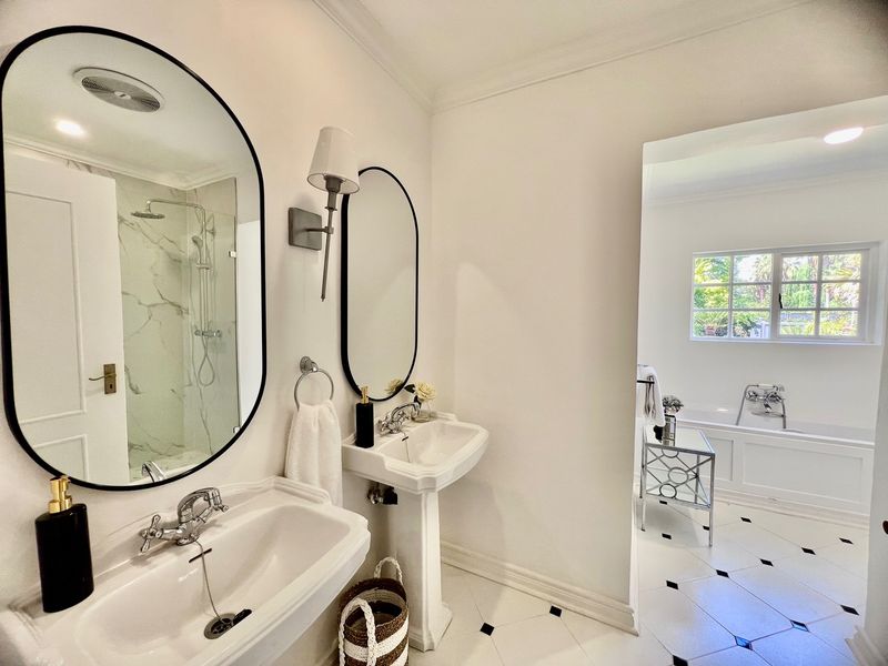 Luxury 5 bedroom Furnished Home in a Secure Golf Estate - Photo 9