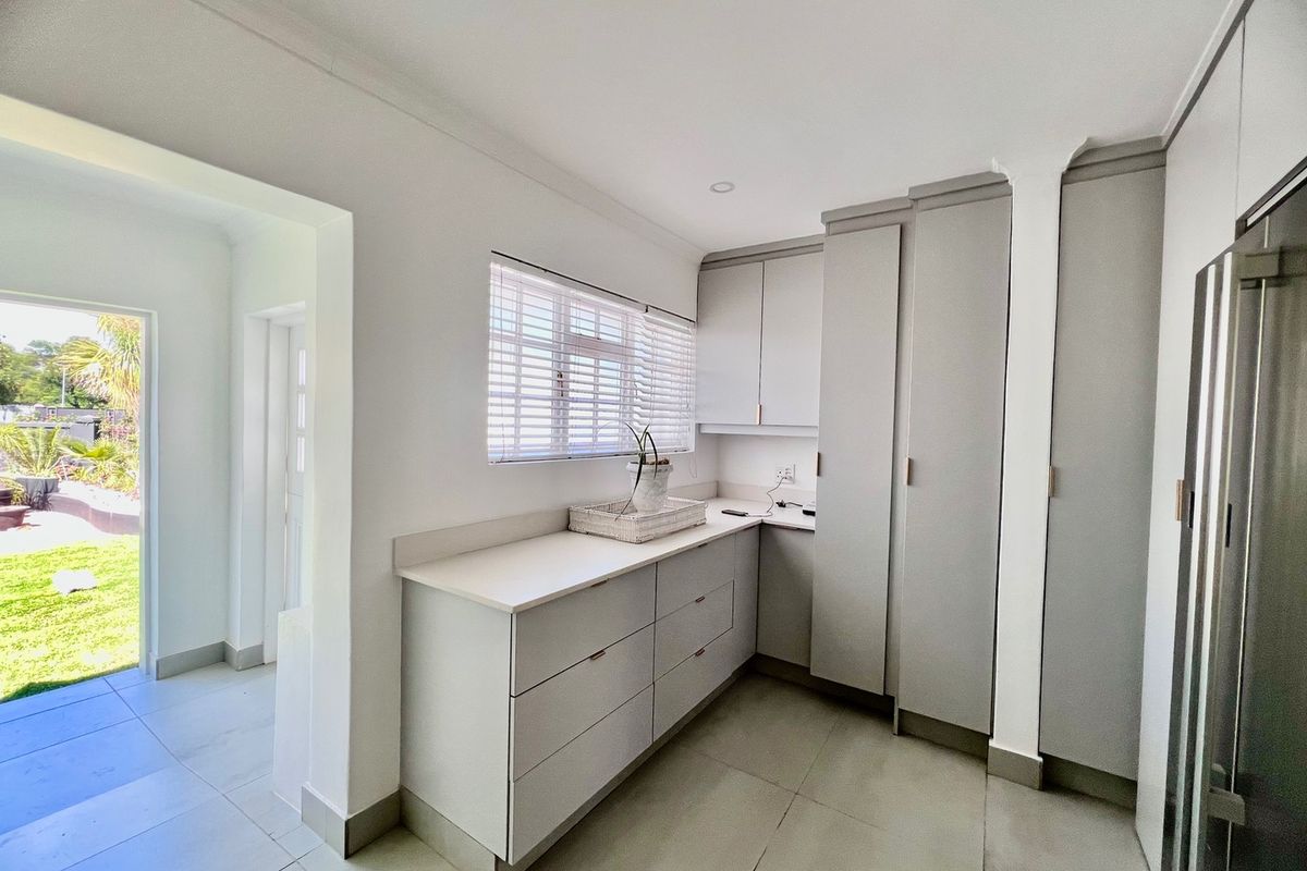 Luxury 5 bedroom Furnished Home in a Secure Golf Estate - Photo 4