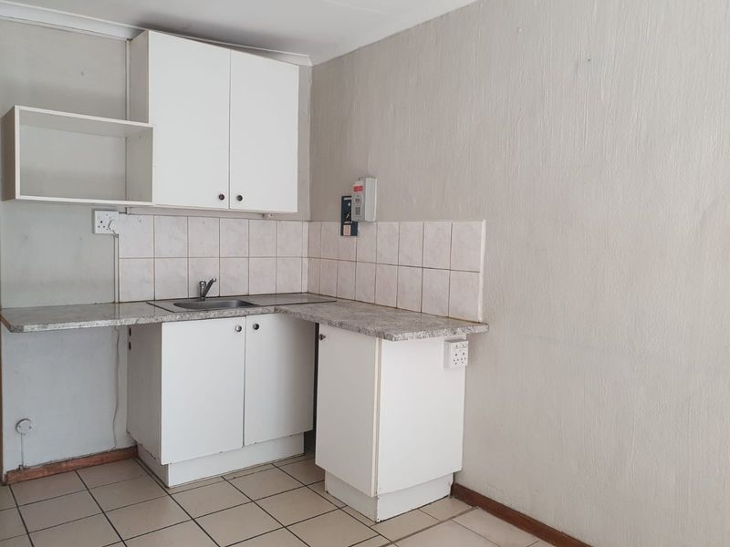 2 Bedroom Pet Friendly Cottage in Edenvale (Small pets only) - Photo 3
