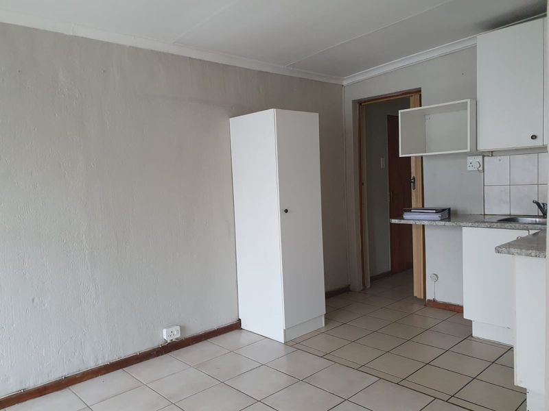 2 Bedroom Pet Friendly Cottage in Edenvale (Small pets only) - Photo 2