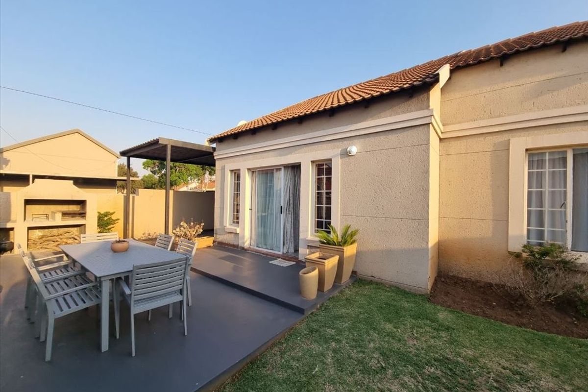 Modern Family Home Offering Comfort and Convenience - Photo 3
